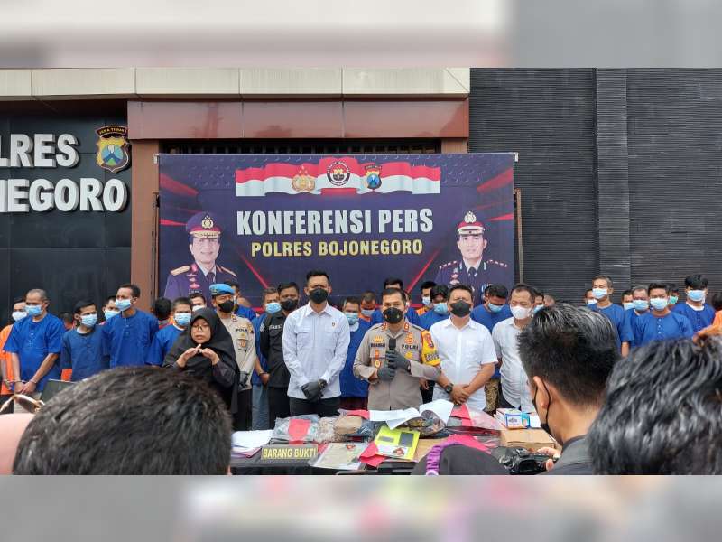 Polisi Bojonegoro Ungkap 8 Kasus Miras dan Narkoba dengan 12 Orang Tersangka