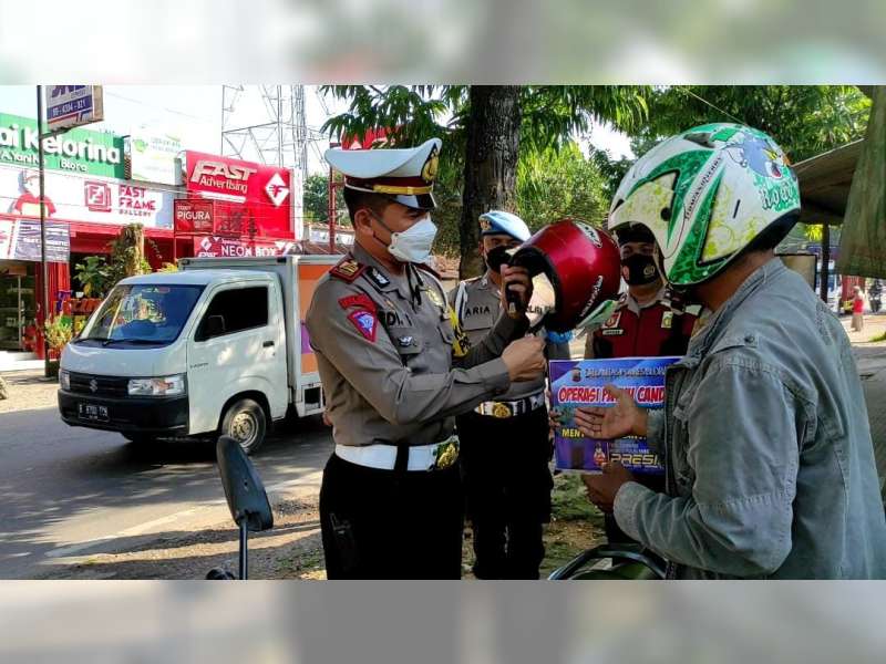 Polisi Blora Bagikan Helm Baru untuk Tukang Ojek di Simpang 4 Karangjati