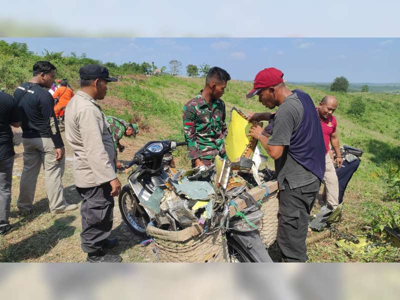 Warga Bantu Evakuasi Serpihan Pesawat yang Jatuh di Kradenan, Blora