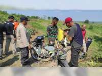 Warga Bantu Evakuasi Serpihan Pesawat yang Jatuh di Kradenan, Blora