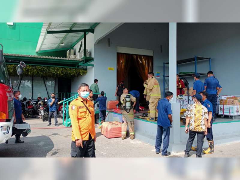 Ruang Produksi Pabrik Minuman Realfood di Bojonegoro Kota Terbakar