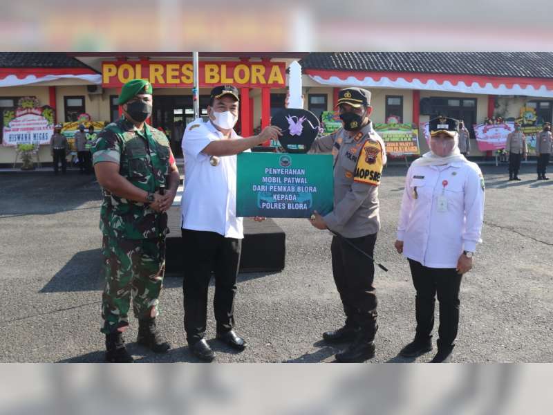 Bupati Arief Rohman Serahkan Mobil Dinas pada Kapolres Blora