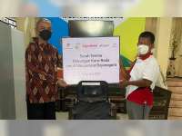 EMCL Salurkan Bantuan Kursi Roda untuk Masyarakat Bojonegoro