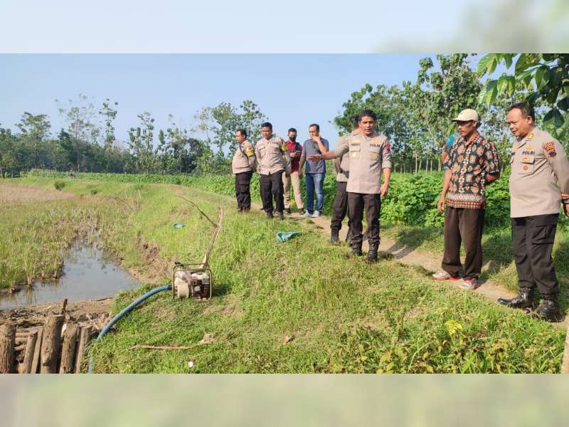 Cari Sumber Mata Air, Kapolres Blora Bersama Warga Blusukan ke Sawah