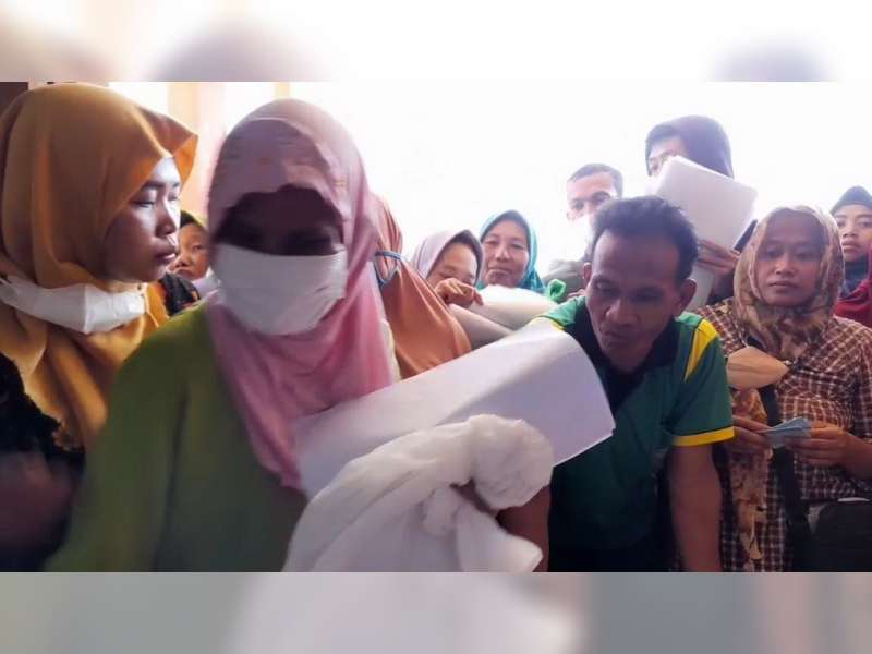 Demi Mendapatkan BLT BBM, Ratusan Warga Blora Rela Antre Ikuti Vaksinansi COVID-19