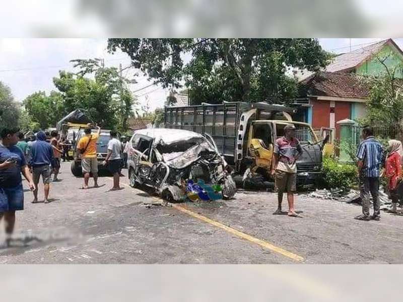 Diduga Pengemudi Mengantuk, Avanza Tabrak Truk di Baureno, Bojonegoro, 3 Orang Tewas