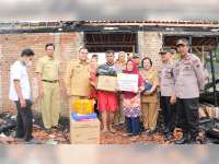 Bupati Arief Serahkan Bantuan pada Korban Kebakaran di Dluwangan, Blora