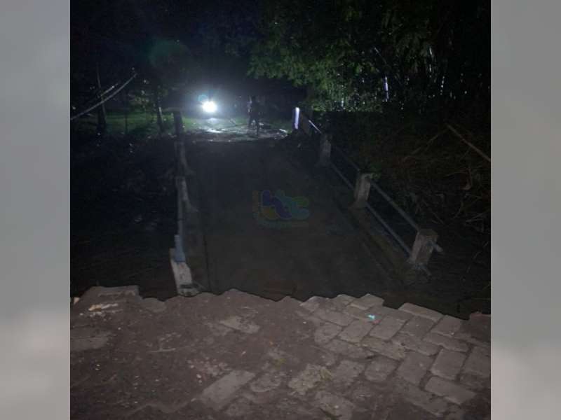 Diterjang Banjir, Jembatan Penghubung di Kecamatan Ngraho, Bojonegoro, Putus