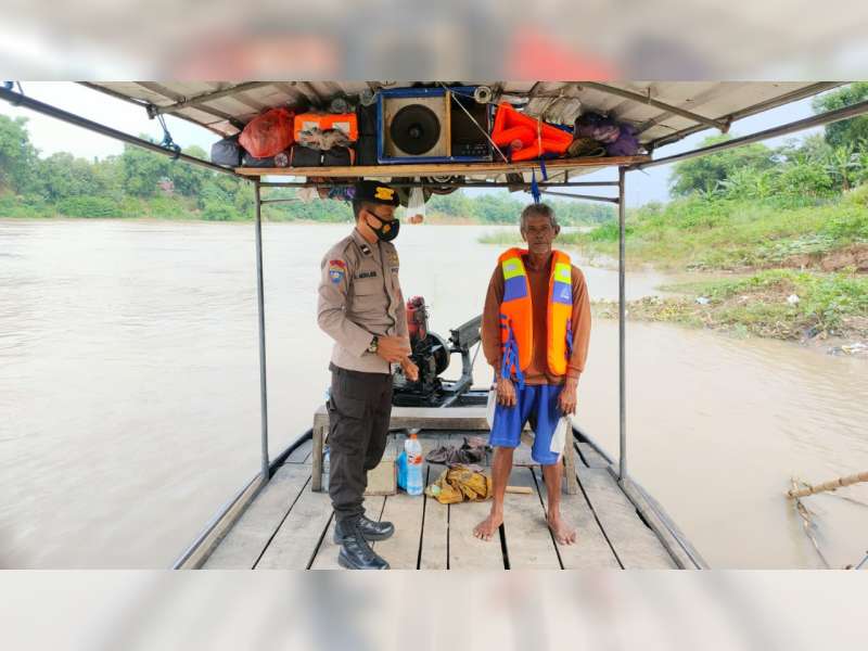 Antisipasi Laka Air, Polisi Bojonegoro Imbau Perahu Penyeberangan Patuhi Standar Keselamatan
