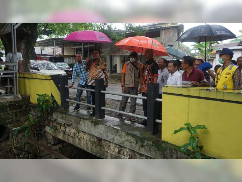 Gubernur Jateng Ganjar Pranowo dan Bupati Blora Cek Sungai Penyebab Banjir di Cepu