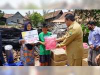 Bupati Blora Serahkan Bantuan pada 2 Keluarga Korban Kebakaran di Desa Bacem