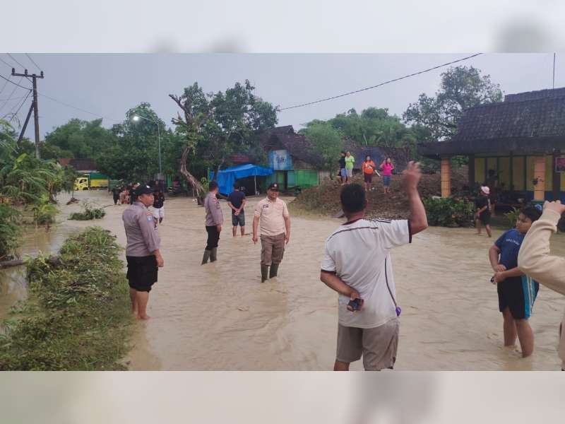 Tanggul Sungai Jebol, Banjir Terjang Desa Bobol, Kecamatan Sekar, Bojonegoro
