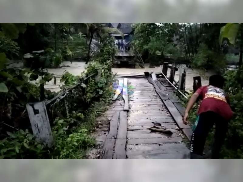 Diterjang Banjir, Jembatan Penghubung di Desa Turi, Kecamatan Tambakrejo, Bojonegoro, Putus