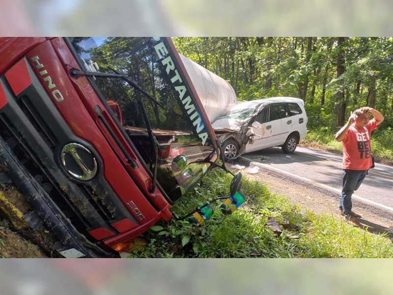 Kecelakaan Truk Tangki LPG Vs Innova di Blora, 6 Orang Dilarikan ke Rumah Sakit