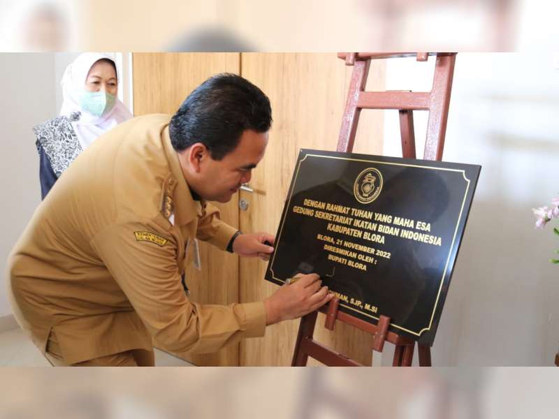 Resmikan Gedung IBI Blora, Bupati Berkomitmen Tingkatkan Kesejahteraan Bidan