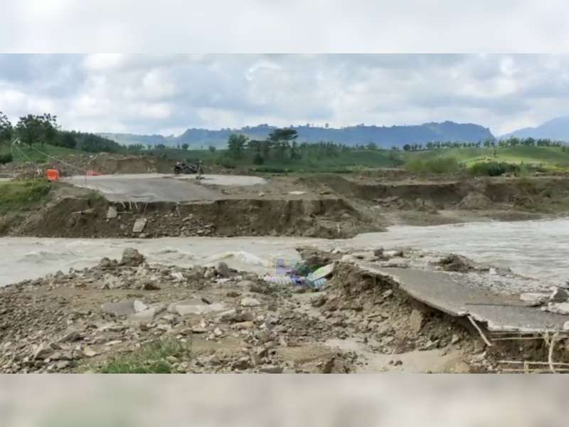 Waduk Pacal Meluap Akibat Pintu Air Macet, Jalan Darurat Bojonegoro-Nganjuk Dijebol