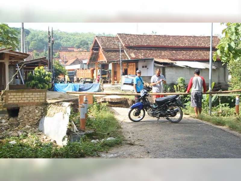 Jembatan Penghubung Antar Kecamatan di Blora Ambrol, Warga Harus Putar Arah