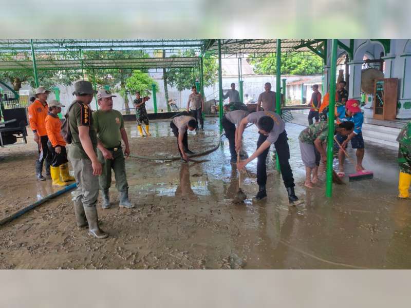 Pasca-Banjir Blora, Petugas Gabungan Gotong Royong Bersihkan Masjid dan Pasar Jepon