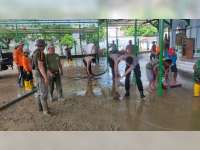 Pasca-Banjir Blora, Petugas Gabungan Gotong Royong Bersihkan Masjid dan Pasar Jepon