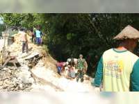 Ruas Jalan Kabupaten di Blora Longsor, Aparat Gotong Royong Membuat Bronjong