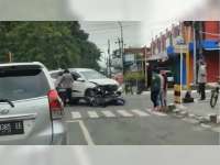 Terobos Lampu Merah, Pemotor di Blora Alami Patah Tulang Setelah Motornya Tabrak Mobil