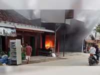 Diduga Selang Kompor Gas Bocor, Rumah Makan Rocket Chicken di Kunduran, Blora Ludes Terbakar