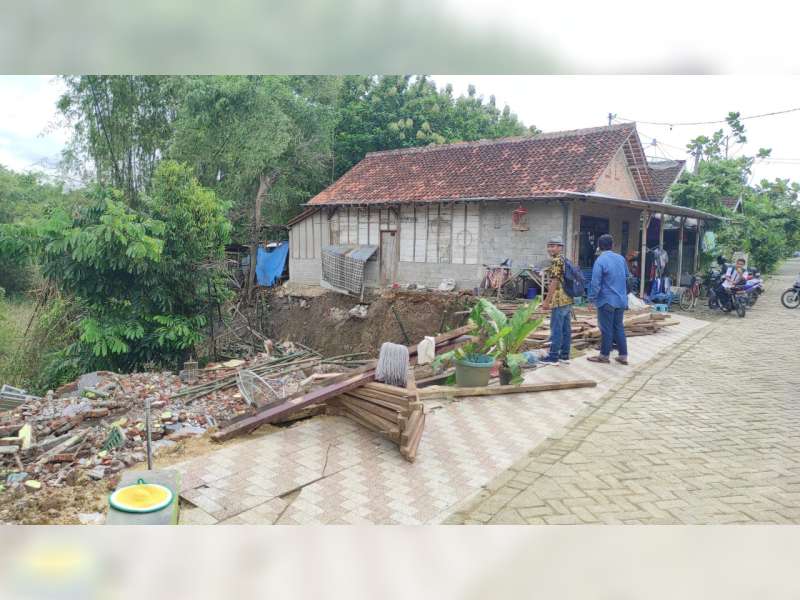 Tanah Longsor, Satu Rumah Warga Blora Ambruk, 2 Rumah Lainnya Terancam Longsor