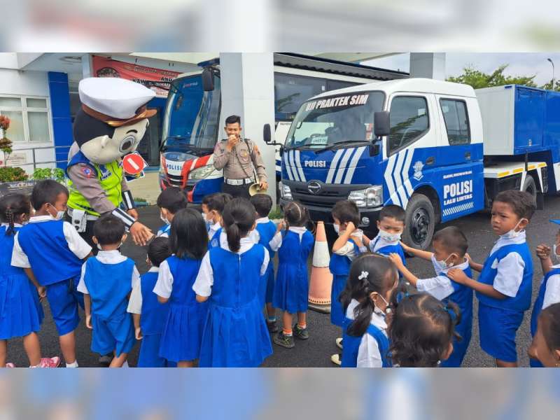 Kantor Satpas SIM Sat Lantas Polres Blora Diserbu Puluhan Anak TK