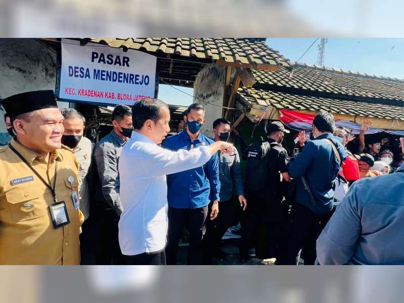Presiden Jokowi Cek Harga dan Stok Komoditas Pangan di Pasar Mendenrejo, Blora