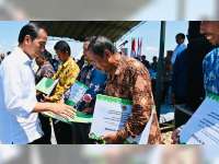 Berkunjung ke Blora, Presiden Jokowi Serahkan Sertifikat untuk Masyarakat