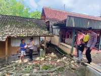 Polsek Kradenan Keliling Rumah Bagikan Sembako pada Warga Kurang Mampu