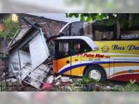 Diduga Pengemudi Mengantuk, Bus Pariwisata Seruduk Rumah Warga Banjarsari, Bojonegoro