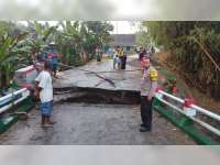 Sedang Diperbaiki, Jembatan Penghubung di Tambakrejo, Bojonegoro Malah Ambrol