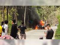 Mobil Milik Kontraktor Proyek JTB Hangus Terbakar di Jalan Raya Dander-Ngasem, Bojonegoro