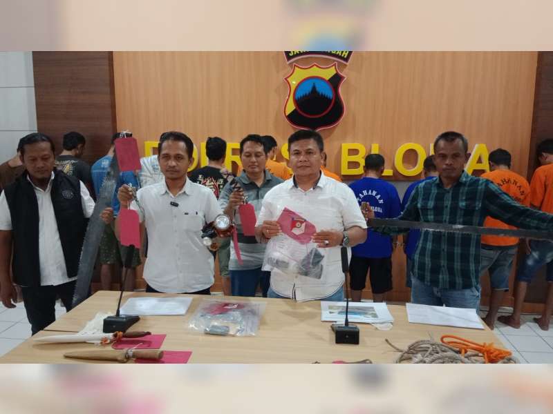Ancam Petugas Saat Curi Kayu Sonokeling, Dua Puluh Pria Diamankan Polres Blora