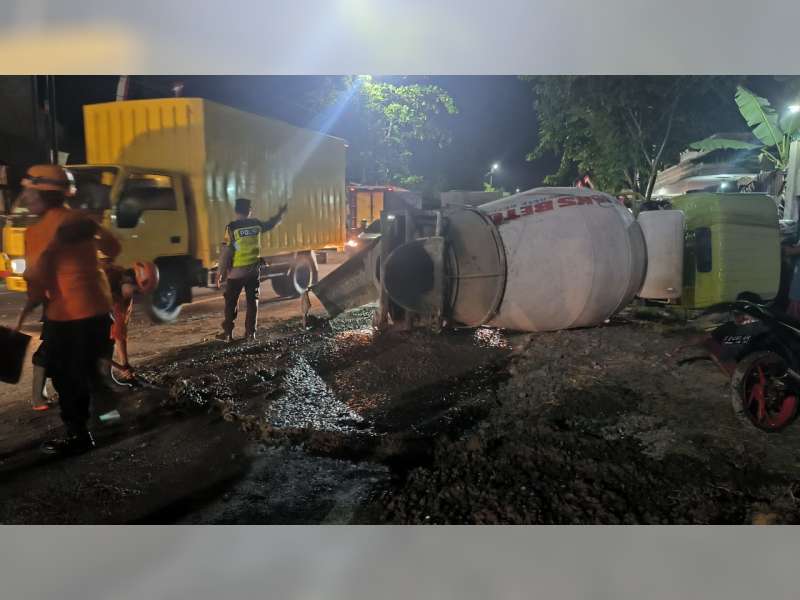 Truk Molen Ditabrak Mobil Hingga Terguling di Kapas, Bojonegoro, 3 Orang Luka-Luka
