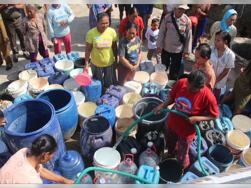 Peduli Kekeringan, PPWP Blora Bagikan Air Bersih