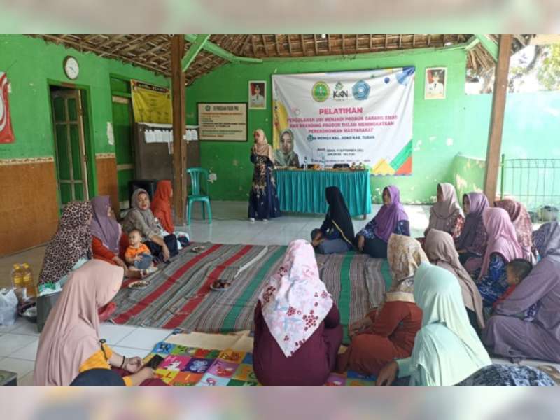 Mahasiswa KKN IAI Al Hikmah Tuban Gelar Pelatihan Olah Ubi Jadi Carang Mas di Desa Menilo Kecamatan Soko