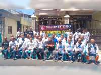 Sejumlah Warga Bojonegoro Syukuri Berakhirnya Masa Jabatan Bupati dengan Cukur Gundul