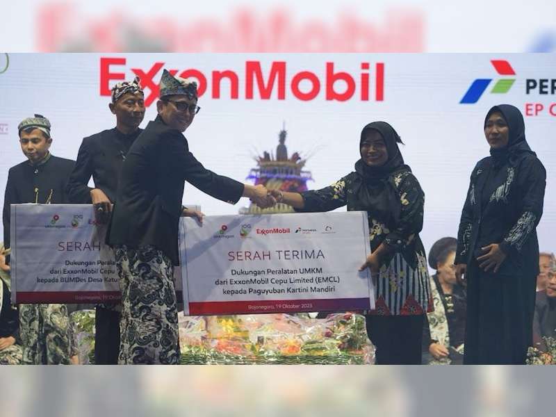 Peringati Hari Jadi Bojonegoro, PJ Bupati Adriyanto Serahkan Bantuan UMKM dari EMCL