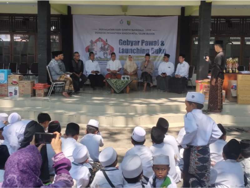 Momen HSN 2023 di Blora, Ratusan Santri Jadi Saksi Sejarah Peluncuran Buku Ngaji Bareng Abah Yai Muharror Ali