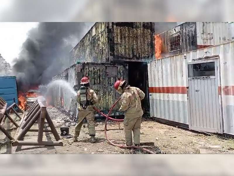 Kebakaran di Banjarsari Bojonegoro, 8 Kontainer dan Satu Unit Mobil Hangus Terbakar
