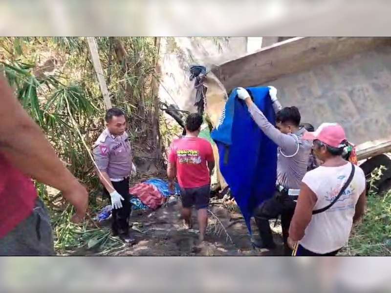 Tabrak Pagar Jembatan dan Terjun ke Kali, Pengemudi Dump Truk di Bojonegoro Meninggal