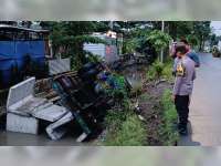 Hindari Kendaraan dari Depan, Sebuah Truk di Bojonegoro Terguling ke Sungai