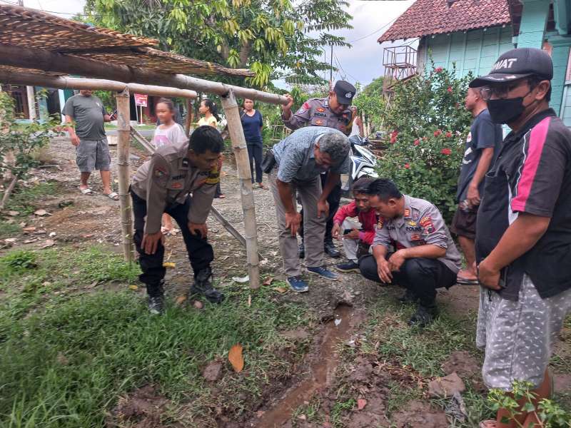 Warga Blora Dikagetkan Munculnya Sumber Air Misterius di Depan Rumah