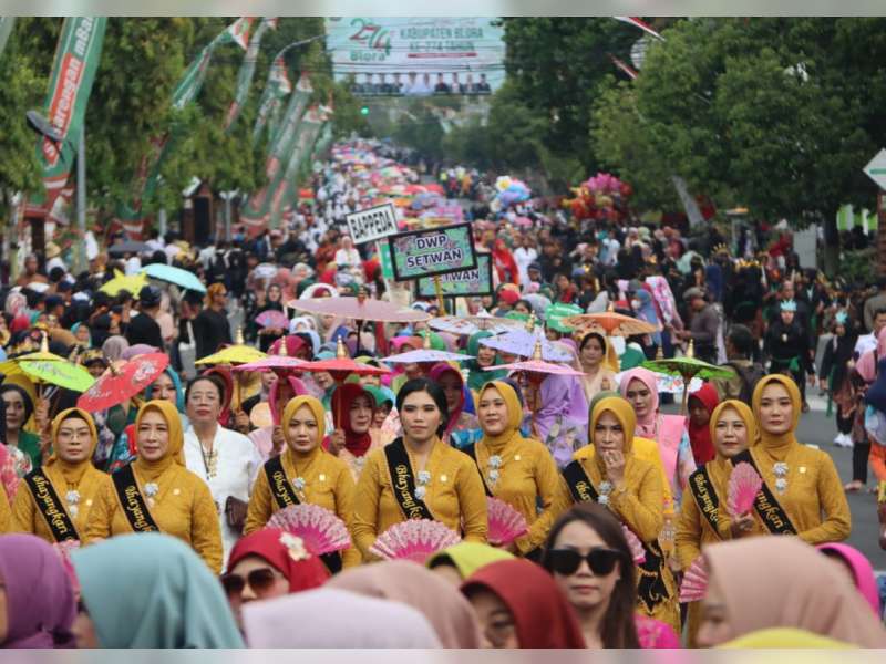 Ribuan Guru Meriahkan Tari Kolosal dan Festival Berkebaya Blora