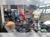 Diduga Akibat Tabung Elpiji Bocor, Dapur Rumah Makan Klothok di Padangan, Bojonegoro Terbakar