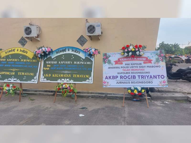 Karangan Bunga dan Spanduk &lsquo;Unik&rsquo; Menghiasi Acara Pisah Sambut Kapolres Bojonegoro