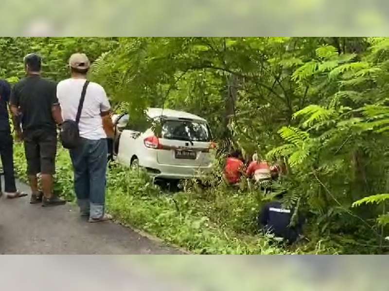 Sebuah Mobil Terperosok ke Hutan Khayangan Api Bojonegoro, 2 Orang Luka-Luka