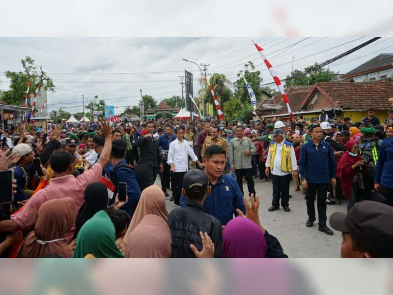 Masyarakat Blora Berebut Bersalaman dengan Presiden Jokowi